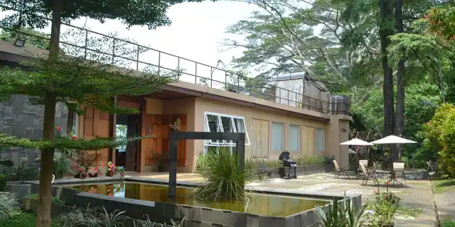 Sebuah pekarangan villa di Padang.