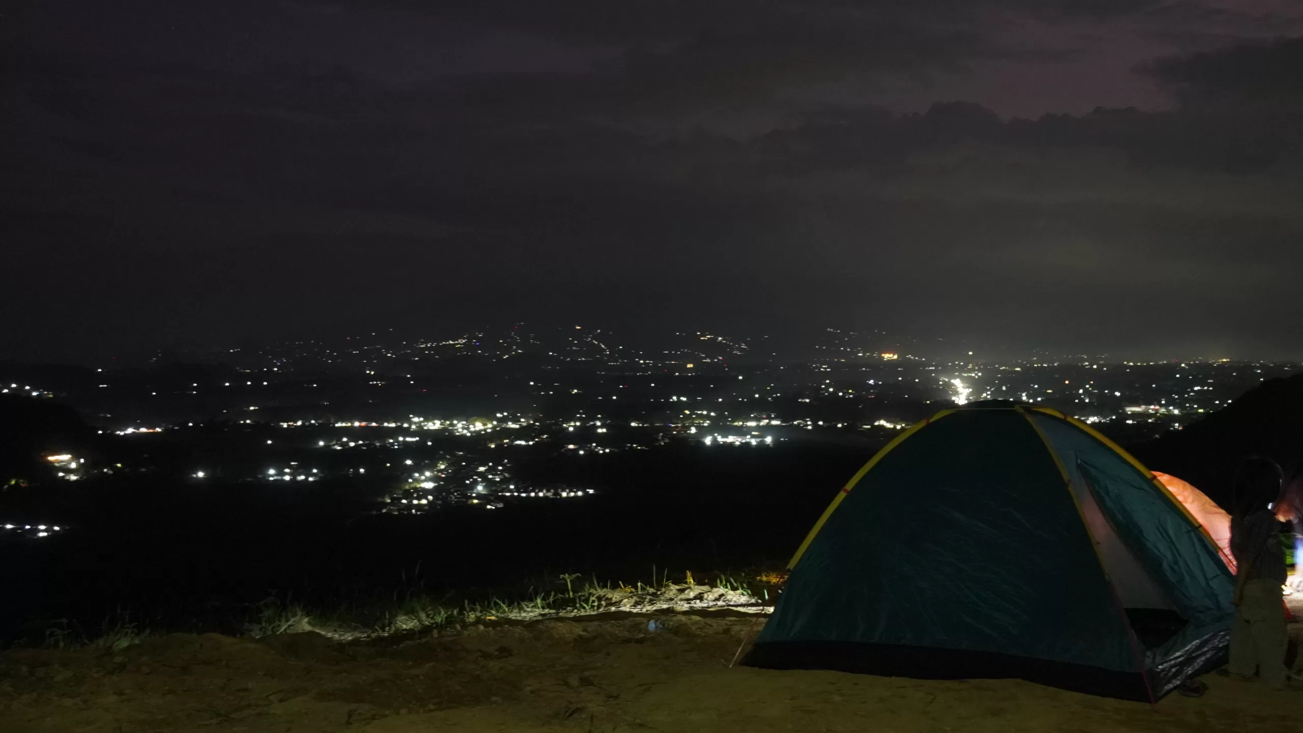 pemandangan kelap-kelip lampu di malam hari dari Bukik Soriak Land