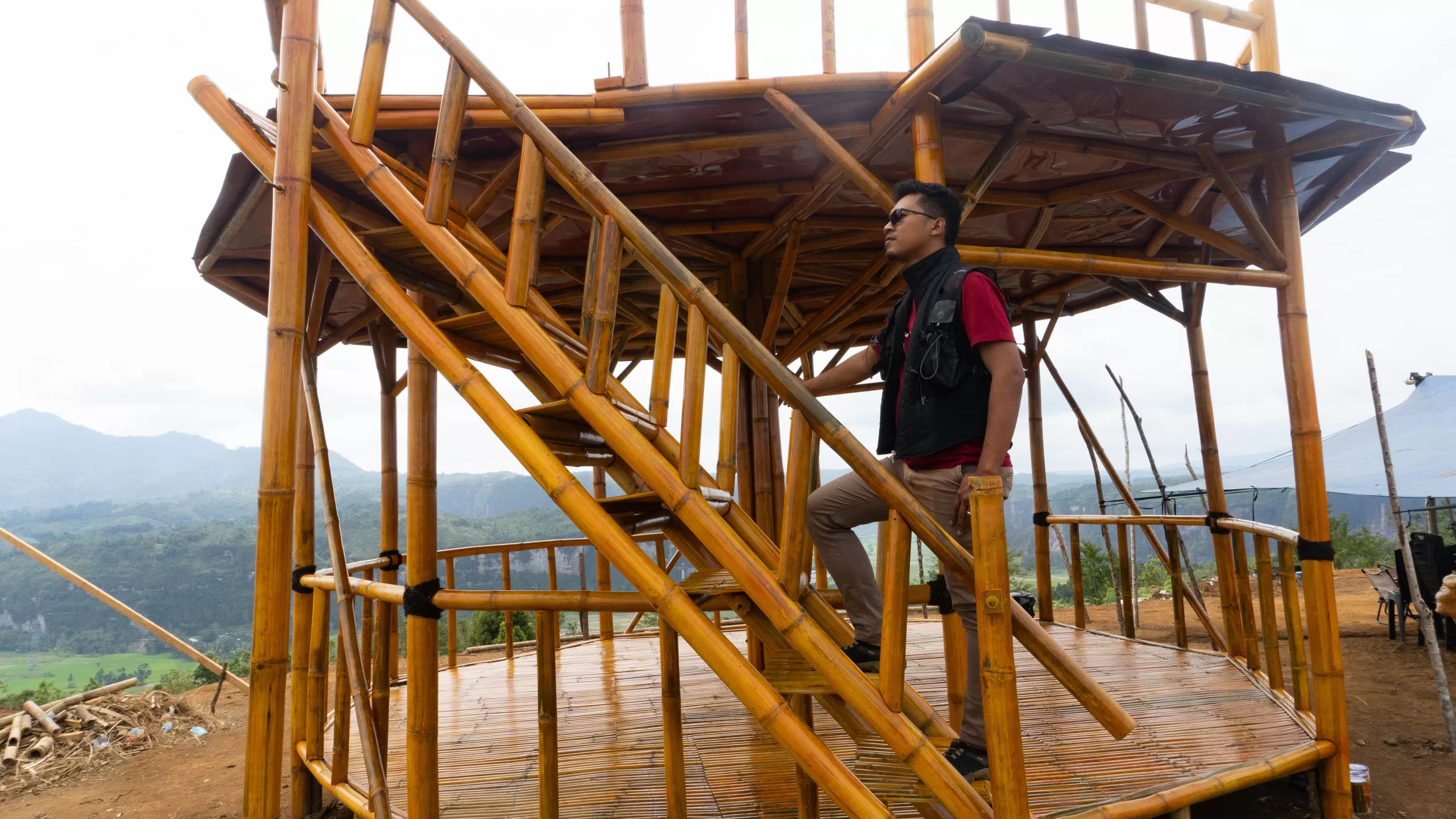 Desain posko bambu Bukik Soriak Land yang unik