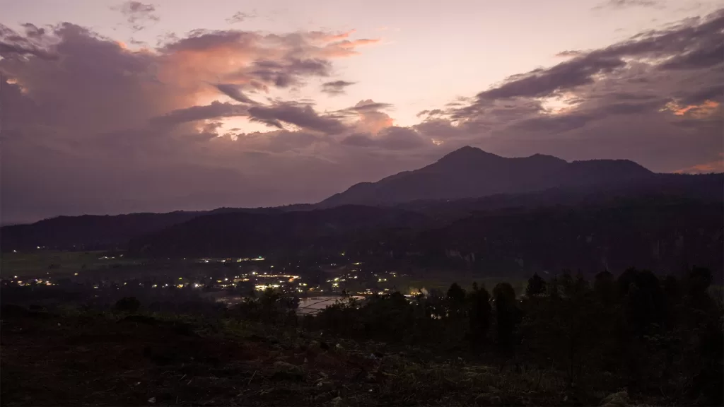 Pemandangan langit sore Gunung Bungsu dari villa mewah 900 jutaan