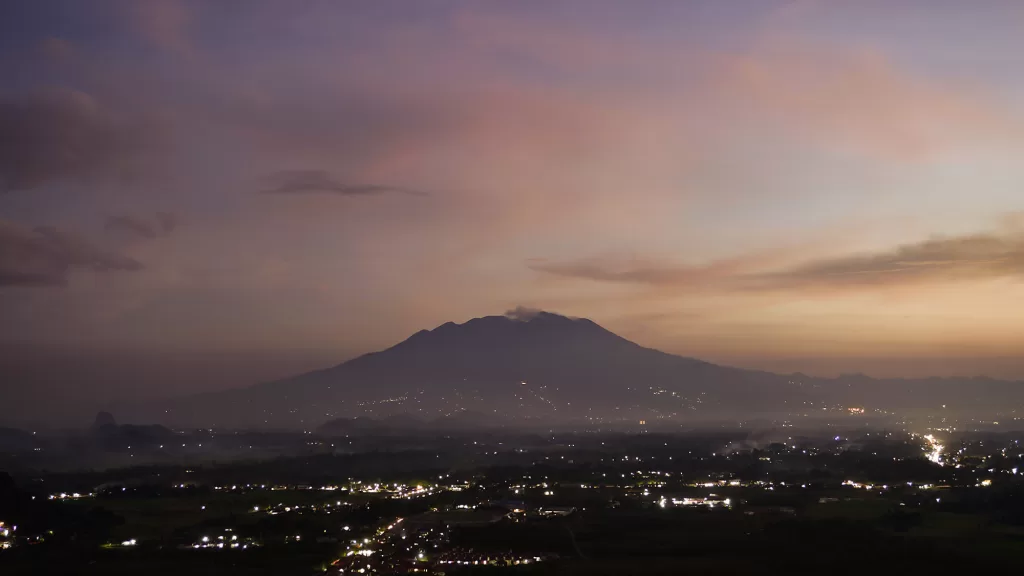 Gunung Sago sebagai pemandangan utama di Villa Indorajo Bukik Soriak.