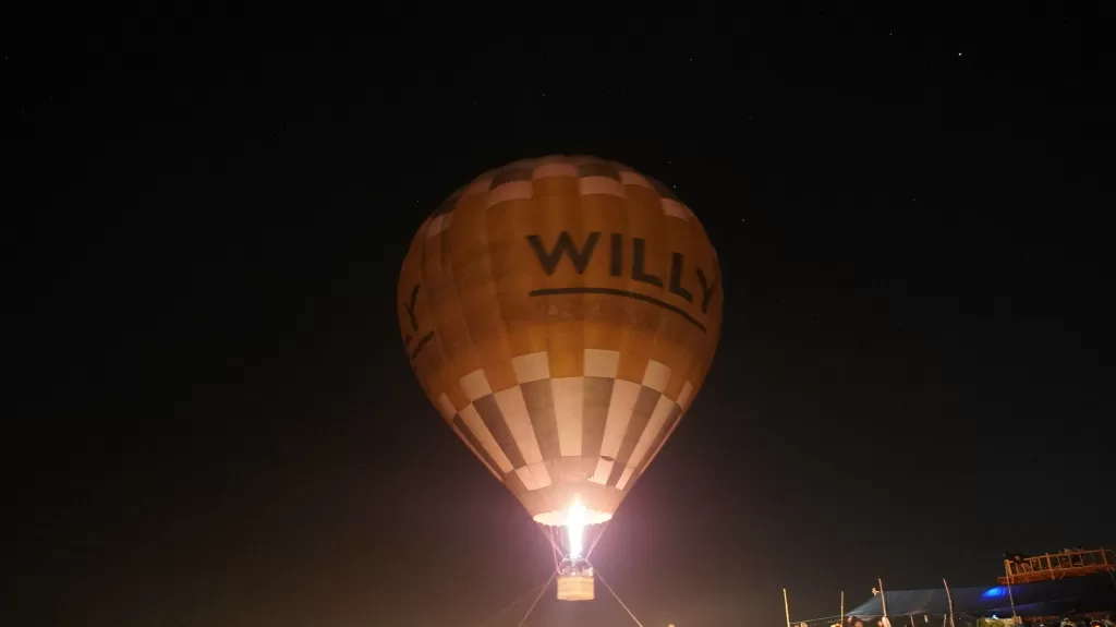Balon udara Bukik Soriak di malam hari.